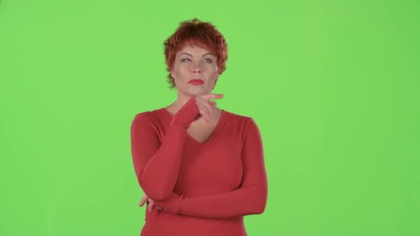 Woman thinks and she has an idea in her head. Green screen — Stock Video