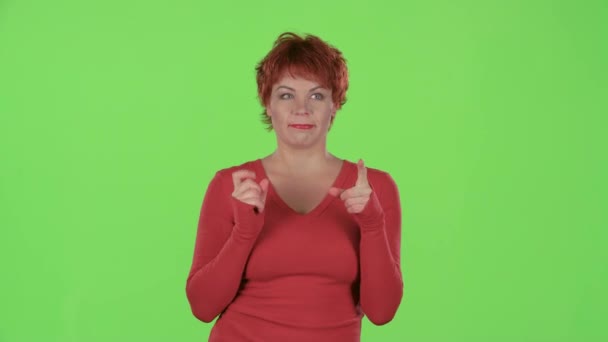 La mujer duda de su elección, piensa. Pantalla verde — Vídeos de Stock