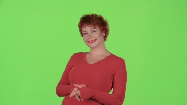 Kobieta flirtuje i mruga z mężczyznami. Zielony ekran — Wideo stockowe