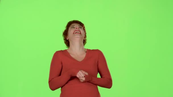 Kadın ürünleri tanıtır ve baş parmak işareti gösterir. Yeşil ekran — Stok video
