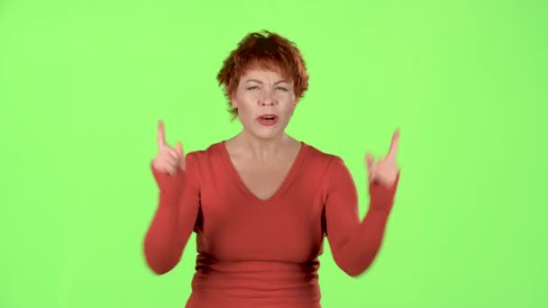 Frau ist wütend auf ihren Freund, schreit und gestikuliert und fordert ihn auf zu gehen. Green Screen — Stockvideo