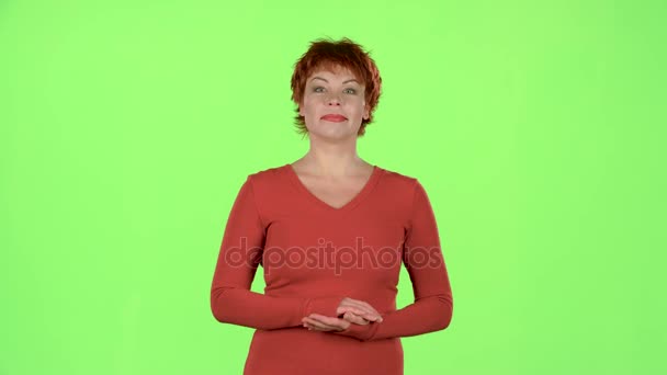 Γυναίκα στο θέατρο χειροκροτήματα γενναία με τους φορείς. Πράσινη οθόνη — Αρχείο Βίντεο
