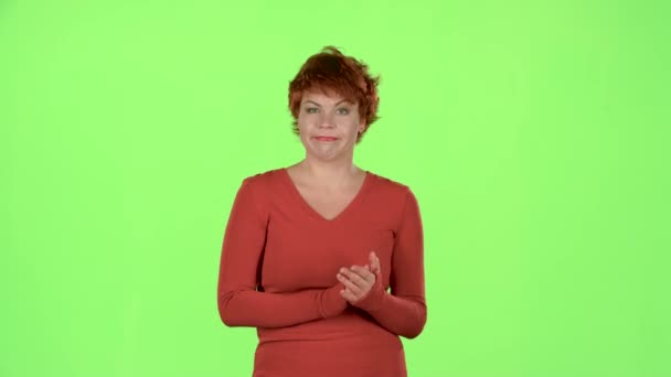 Redhaired žena v divadle se tleská a ona nemá rád hrát herci. Zelená obrazovka — Stock video
