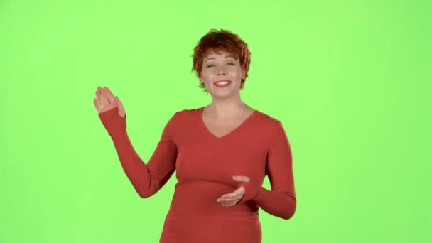 Redhaired kadın mal profesyoneller bahsediyor. Yeşil ekran — Stok video