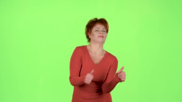 La mujer baila enérgicamente. Pantalla verde — Vídeos de Stock