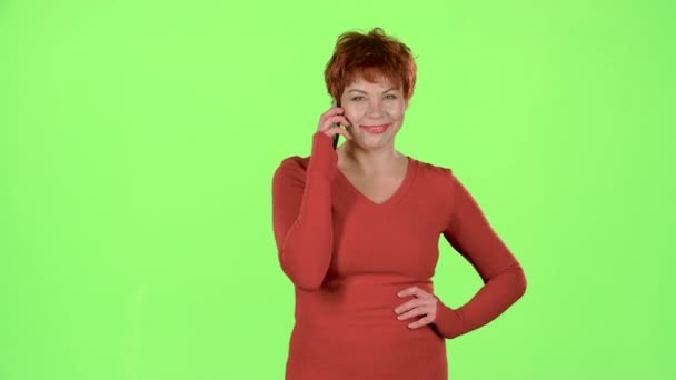 女性が電話で話しているし、笑顔します。緑色の画面 — ストック動画