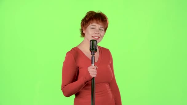 Cantora executa sua canção de autoria. Tela verde — Vídeo de Stock