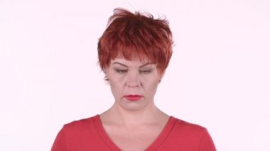 Kadın mesafe içine ve yüzünde duygu olmadan görünüyor. Beyaz arka plan