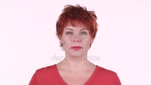 Redhaired žena vypadá do vzdálenosti a úsměvy. Bílé pozadí — Stock video