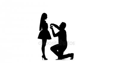 Adam kızla evlenmeyi öneriyor, evet diyor. Siluet. Beyaz arka plan. Ağır çekim