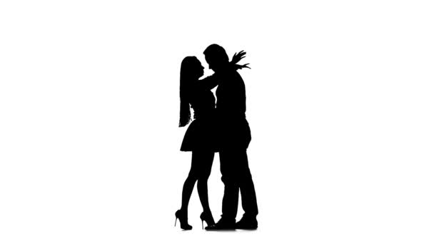 Το ζεύγος των εραστών φιλιά σε λευκό φόντο. Σιλουέτα. Αργή κίνηση — Αρχείο Βίντεο