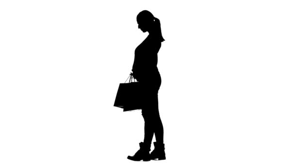 Έγκυος κορίτσι με σακούλες στα χέρια της ψώνια. Σιλουέτα. Λευκό φόντο. Αργή κίνηση — Αρχείο Βίντεο