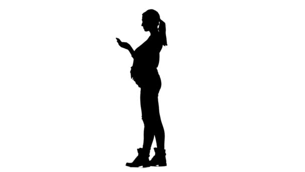 Meisje is een bericht te typen op de telefoon, ze zwanger is. Silhouet. Witte achtergrond. Slow motion — Stockvideo