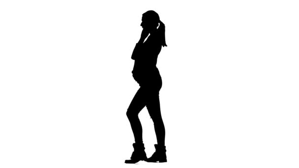 Frau tippt eine Nachricht am Telefon, sie ist schwanger. Silhouette. weißer Hintergrund. Zeitlupe — Stockvideo