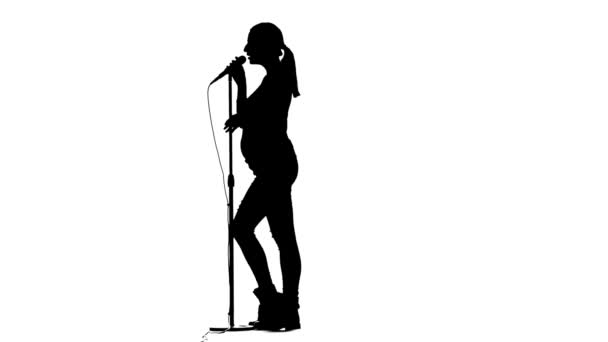 Frau singt Karaoke, sie ist schwanger. Silhouette. weißer Hintergrund. Zeitlupe — Stockvideo