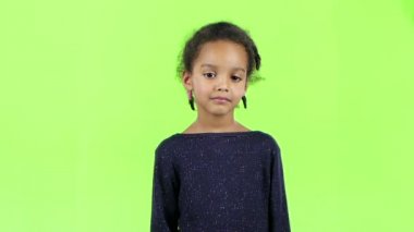 Bir Afrikalı-Amerikalı bir kız bebek üzücü. Yeşil ekran. Ağır çekim