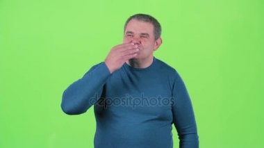 Adam bir hava öpücük gönderir. Yeşil ekran