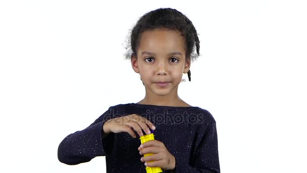 Niñas afroamericanas niña deja burbujas. Fondo blanco. Movimiento lento — Vídeo de stock