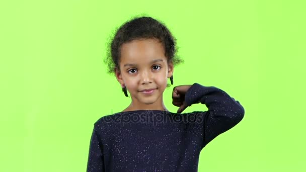 Kind van een african american toont duimen omhoog. Groen scherm. Slow motion — Stockvideo