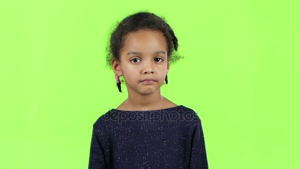 Ребенок африканской американки грустный. Зеленый экран. Медленное движение — стоковое видео