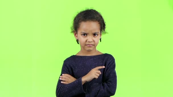 Kind van een Afrikaanse Amerikaan wordt boos. Groen scherm. Slow motion — Stockvideo