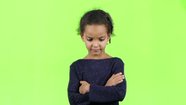 La hija de un afroamericano está enfadada, está enfadada. Pantalla verde. Movimiento lento — Vídeos de Stock