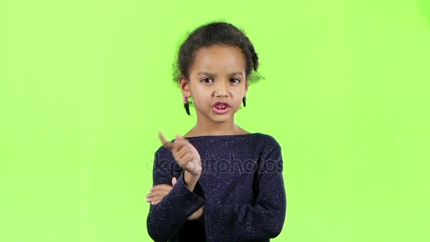 Baby van een Afrikaanse Amerikaan is boos. Groen scherm. Slow motion — Stockvideo