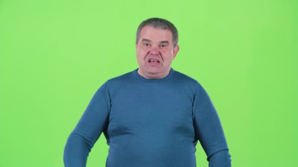 Un uomo urla contro i suoi amici. Schermo verde — Video Stock