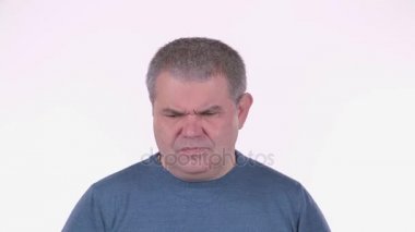 Adam hayatı hakkında düşünüyor. Beyaz arka plan. Yakın çekim