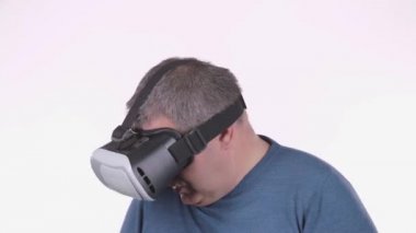 Adam 3d gözlük arıyor. Beyaz arka plan. Yakın çekim