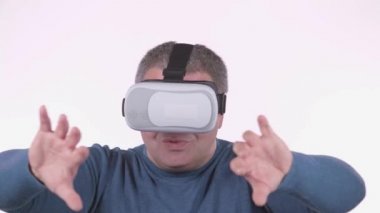 Adam 3d gözlük arıyor. Beyaz arka plan. Yakın çekim