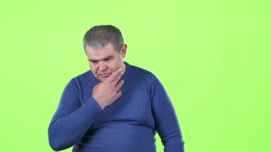 Adam hayatı hakkında düşünüyor. Yeşil ekran. Ağır çekim