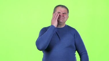 Baş ağrısı orta yaşlı adam işkence. Yeşil ekran. Ağır çekim