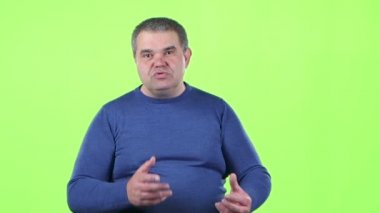 Adam onun şirket ve başarıları hakkında görüşmeler. Yeşil ekran. Ağır çekim