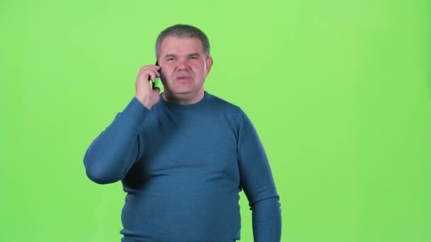 Hombre en la edad de hablar por teléfono. Pantalla verde — Vídeo de stock