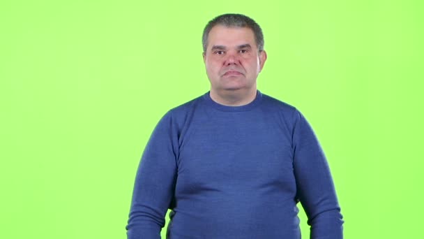 Man is not emotional standing in the studio. Green screen. Slow motion. Slow motion — Stock Video