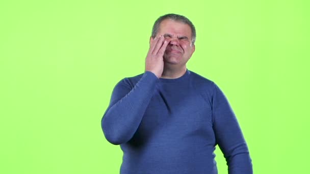 두통은 중간 나이 든된 남자를 괴롭히는. 녹색 화면입니다. 슬로우 모션 — 비디오