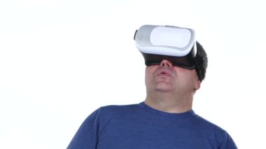 Adam 3d gözlük arıyor. Beyaz arka plan. Yakın çekim. Ağır çekim