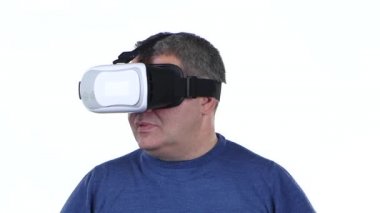 Adam 3d gözlük arıyor. Beyaz arka plan. Yakın çekim. Ağır çekim