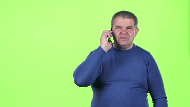 Мужчина в возрасте разговоров по телефону. Зеленый экран. Медленное движение — стоковое видео