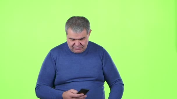 Člověk je mluvil telefonu a křičí. Zelená obrazovka. Zpomalený pohyb — Stock video