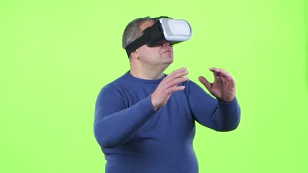 Ember nézi, 3D-s szemüveg. Zöld képernyő. Lassú mozgás — Stock videók