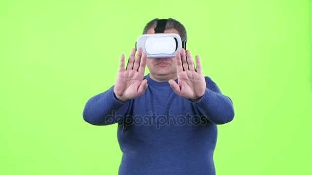 El hombre está mirando gafas 3D. Pantalla verde. Movimiento lento — Vídeos de Stock