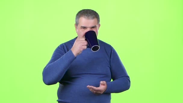 Człowiek pije herbatę i myśli o swojej działalności. Zielony ekran. Zwolnionym tempie — Wideo stockowe