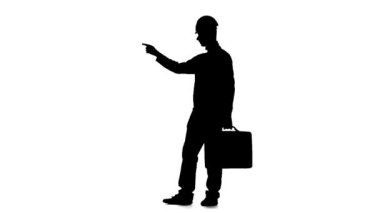 Bir diplomat ellerini ve başını bir kask ile mühendislik. Siluet. Beyaz arka plan. Ağır çekim