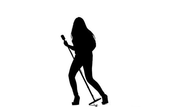 女の子はレトロなロック曲マイクで歌います。白い背景。シルエット — ストック動画