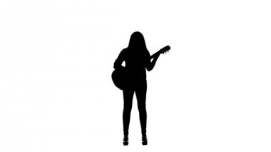 Kız gitar çalıyor ve şarkı söylüyor. Beyaz arka plan. Siluet