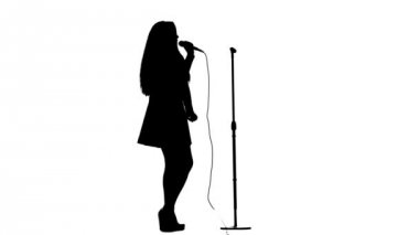 Aktris pop müzik konserinde şarkı söylüyor. Beyaz arka plan. Siluet. Yan görünüm