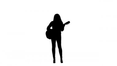 Kız gitar çalıyor ve şarkı söylüyor. Beyaz arka plan. Siluet. Ağır çekim