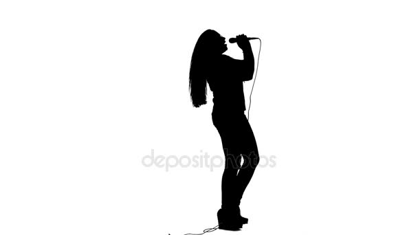 Meisje zingt brandbommen liedjes. Witte achtergrond. Silhouet. Zijaanzicht — Stockvideo